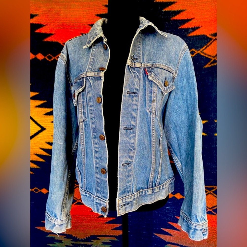 VTG 80’s Levi’s Relaxed Fit Denim Trucker Jacket! Small/Medium. Authentic.